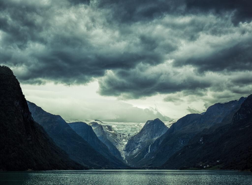 En fjord med overskyet vær